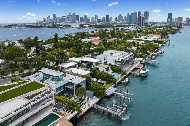 1379 N Venetian Way, Miami, FL 33139