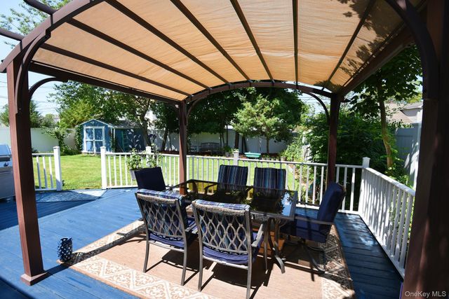 15 Hilltop Road, Levittown, NY 11756