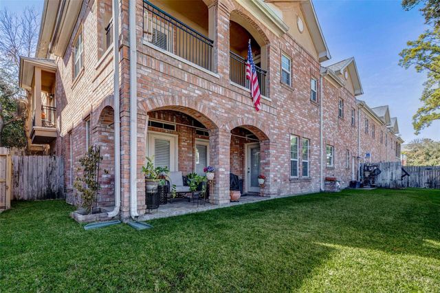 28 Versante Court, Houston, TX 77070