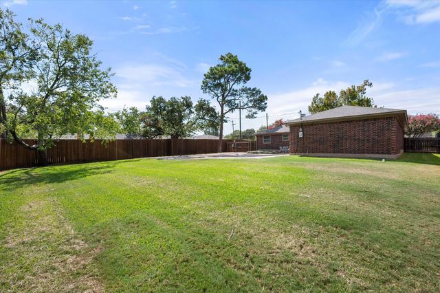 3204 Brown Trail, Bedford, TX 76021