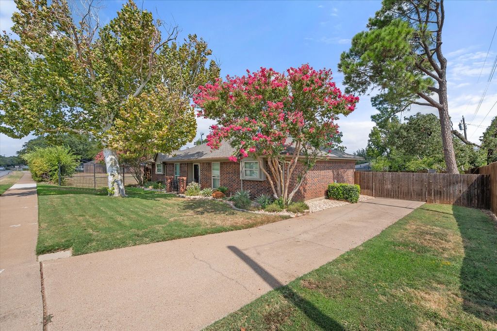 3204 Brown Trail, Bedford, TX 76021