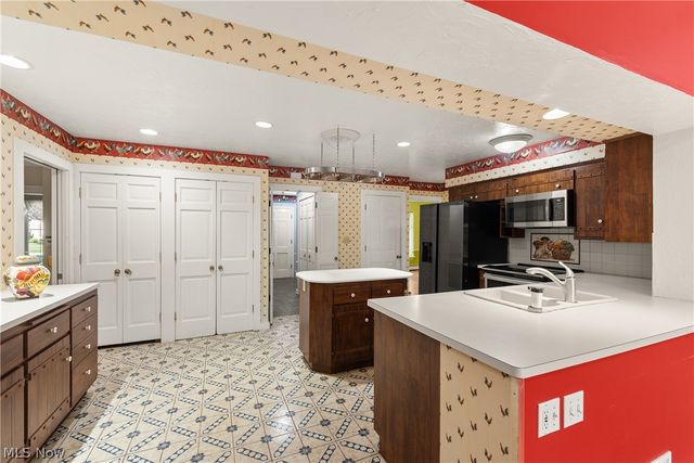 1385 Queen Annes Gate, Westlake, OH 44145