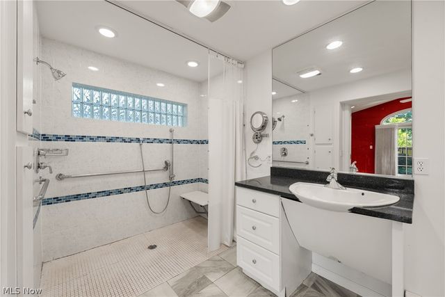 1385 Queen Annes Gate, Westlake, OH 44145
