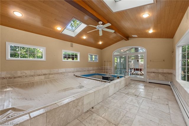 1385 Queen Annes Gate, Westlake, OH 44145
