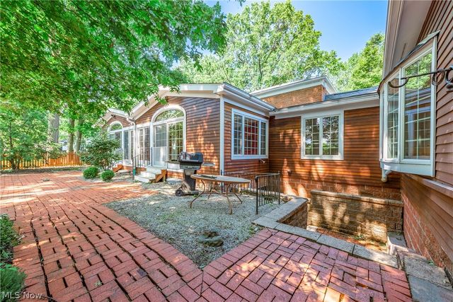 1385 Queen Annes Gate, Westlake, OH 44145