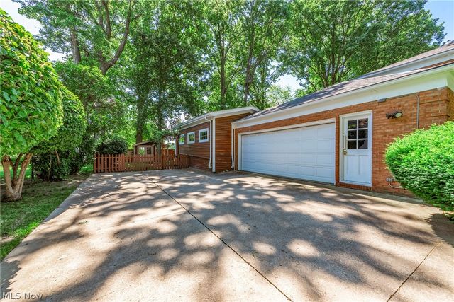 1385 Queen Annes Gate, Westlake, OH 44145