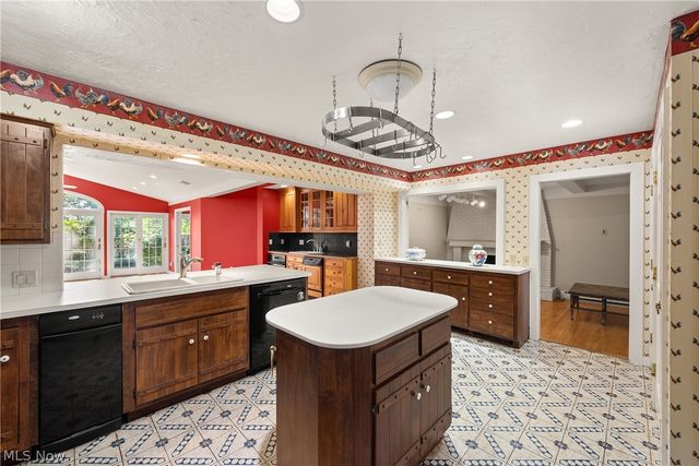 1385 Queen Annes Gate, Westlake, OH 44145