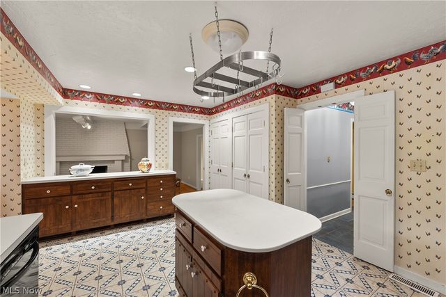 1385 Queen Annes Gate, Westlake, OH 44145