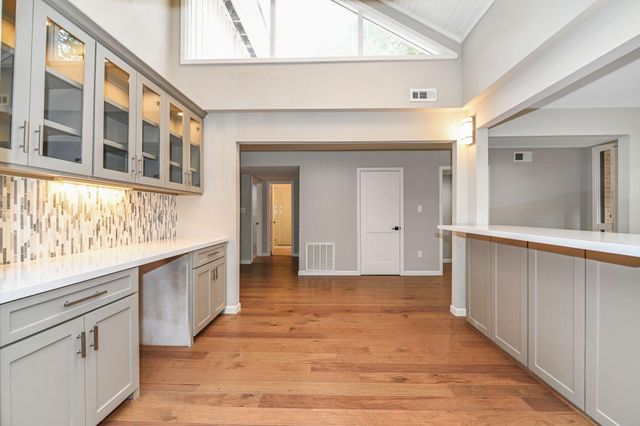 10 Woodstone Street, Houston, TX 77024