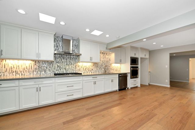 10 Woodstone Street, Houston, TX 77024