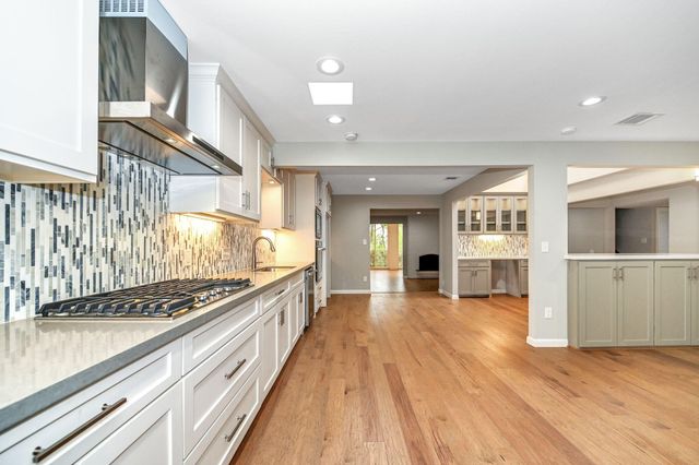 10 Woodstone Street, Houston, TX 77024