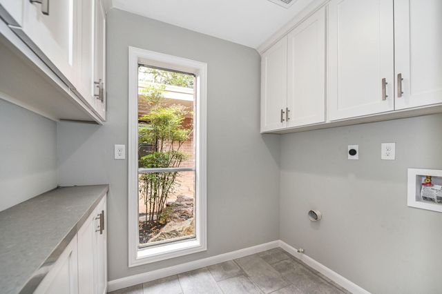 10 Woodstone Street, Houston, TX 77024
