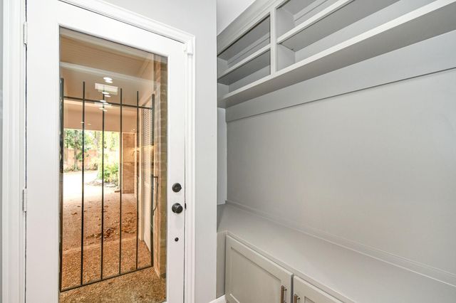 10 Woodstone Street, Houston, TX 77024
