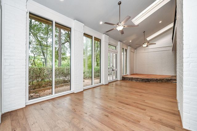 10 Woodstone Street, Houston, TX 77024