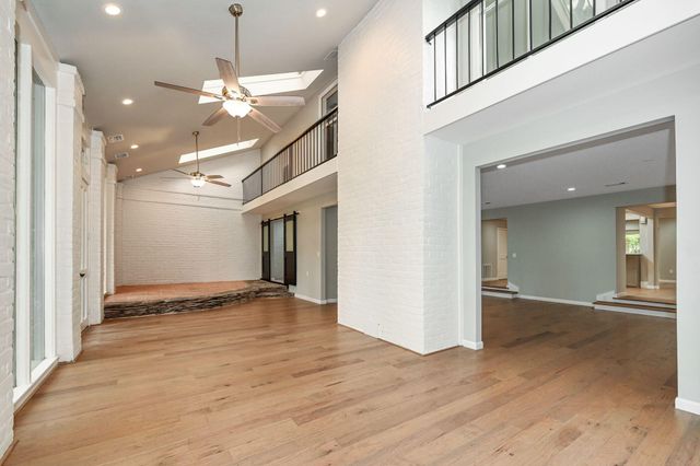 10 Woodstone Street, Houston, TX 77024