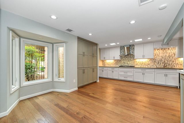 10 Woodstone Street, Houston, TX 77024