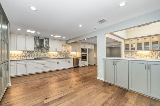 10 Woodstone Street, Houston, TX 77024