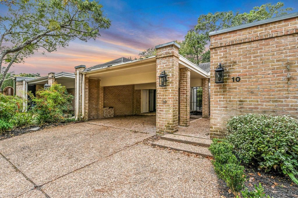 10 Woodstone Street, Houston, TX 77024