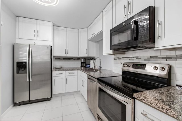 5280 Las Verdes Circle 112, Delray Beach, FL 33484