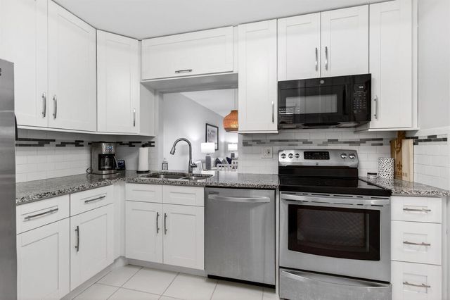 5280 Las Verdes Circle 112, Delray Beach, FL 33484