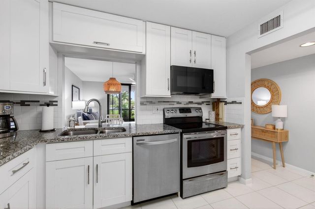 5280 Las Verdes Circle 112, Delray Beach, FL 33484