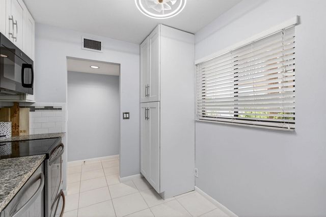 5280 Las Verdes Circle 112, Delray Beach, FL 33484