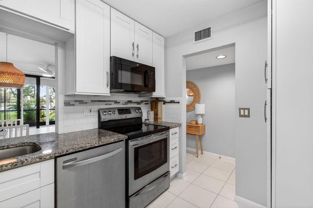 5280 Las Verdes Circle 112, Delray Beach, FL 33484