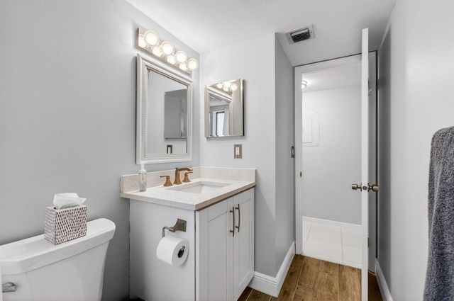 5280 Las Verdes Circle 112, Delray Beach, FL 33484