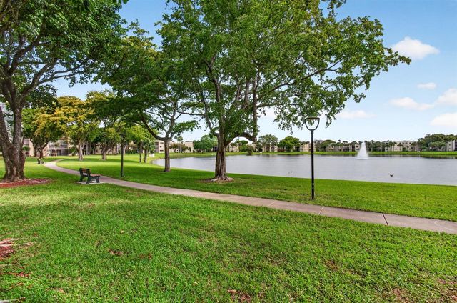 5280 Las Verdes Circle 112, Delray Beach, FL 33484
