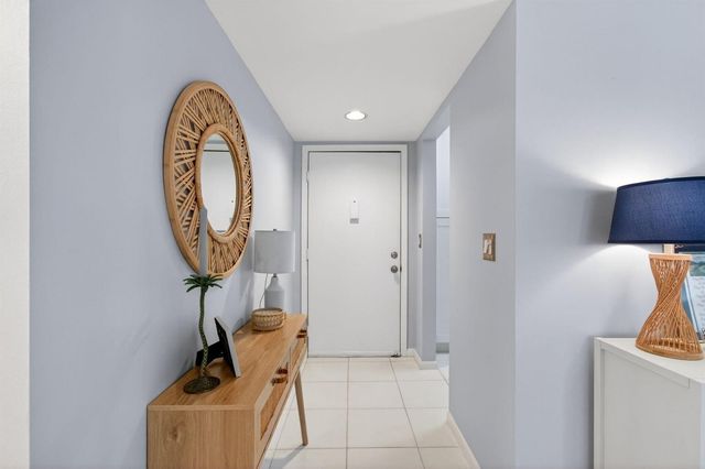 5280 Las Verdes Circle 112, Delray Beach, FL 33484