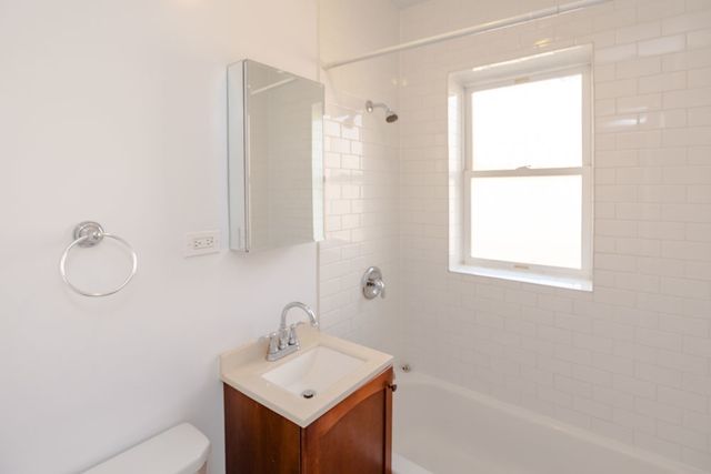 5425 W Montrose Avenue NB, Chicago, IL 60641