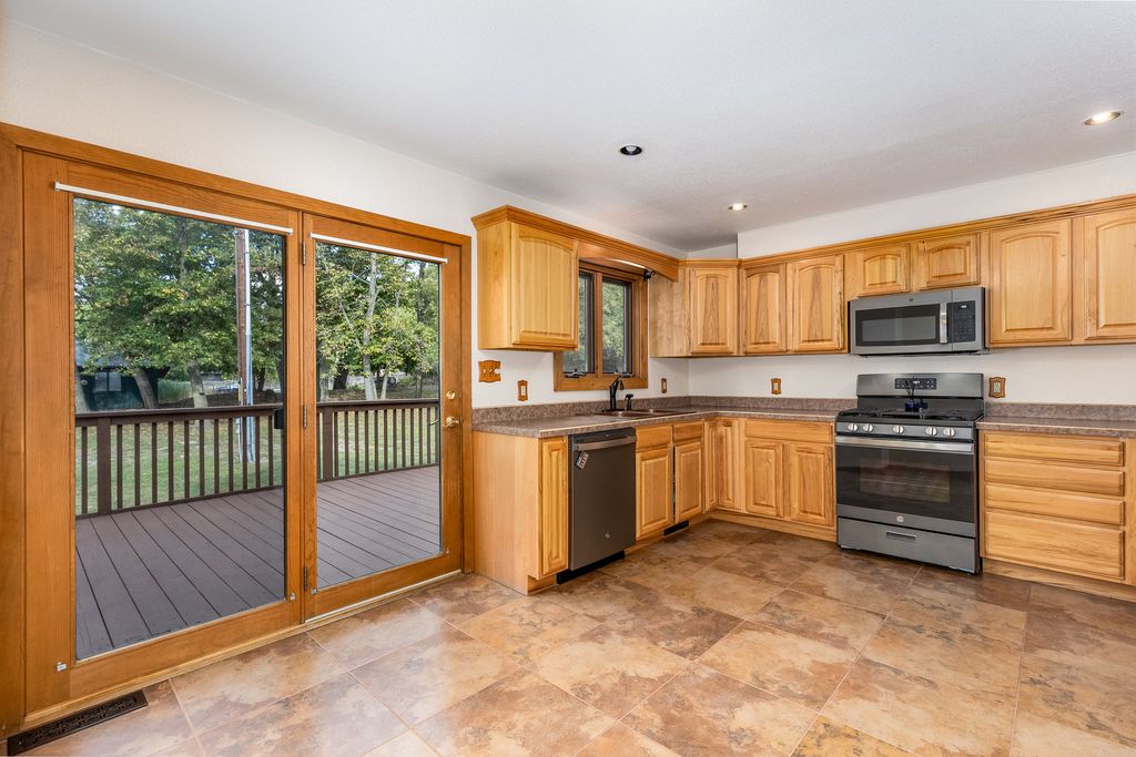 Image 11 of property listing at 1522 E State Route 71, Ottawa, IL 61350