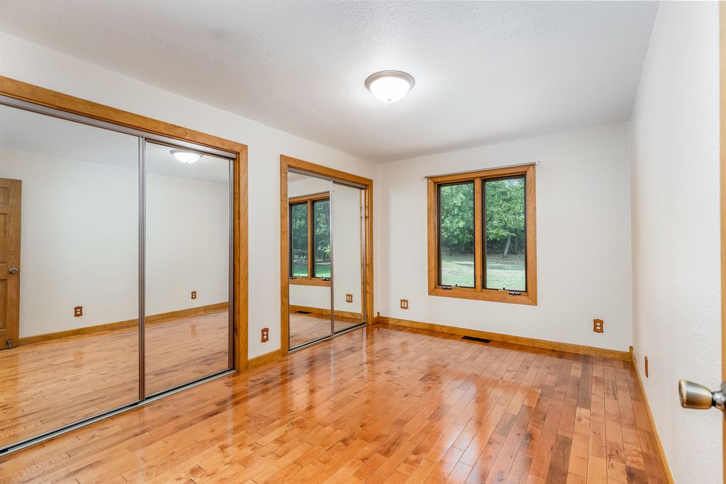 Image 12 of property listing at 1522 E State Route 71, Ottawa, IL 61350