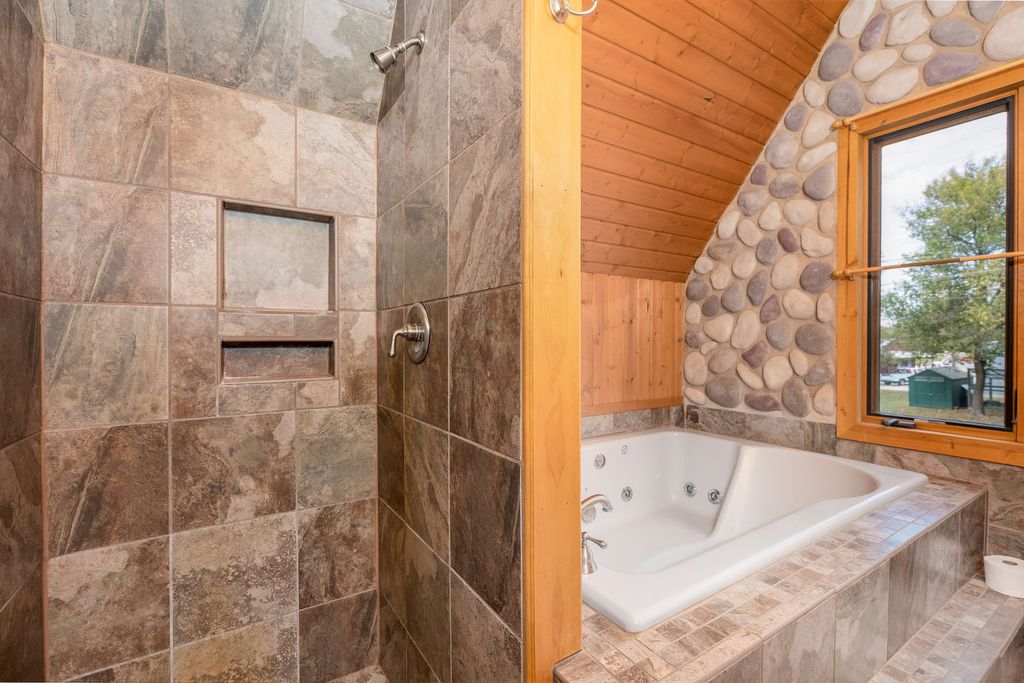 Image 18 of property listing at 1522 E State Route 71, Ottawa, IL 61350