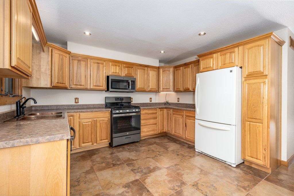 Image 10 of property listing at 1522 E State Route 71, Ottawa, IL 61350