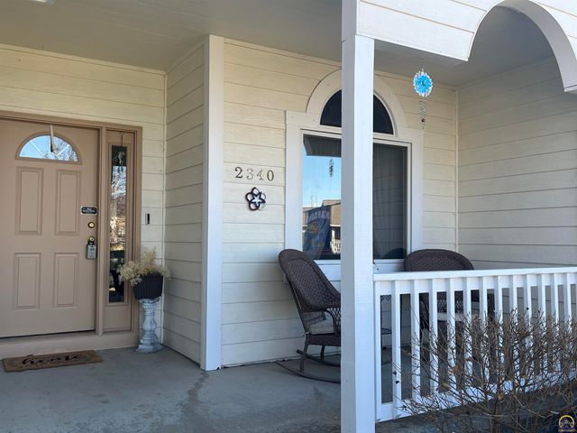 2340 SE Oakwood DR, Topeka, KS 66605