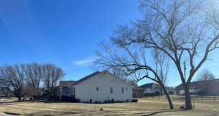 2340 SE Oakwood DR, Topeka, KS 66605