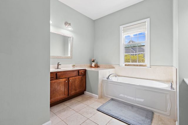 62 Sunflower Dr, Raynham, MA 02767