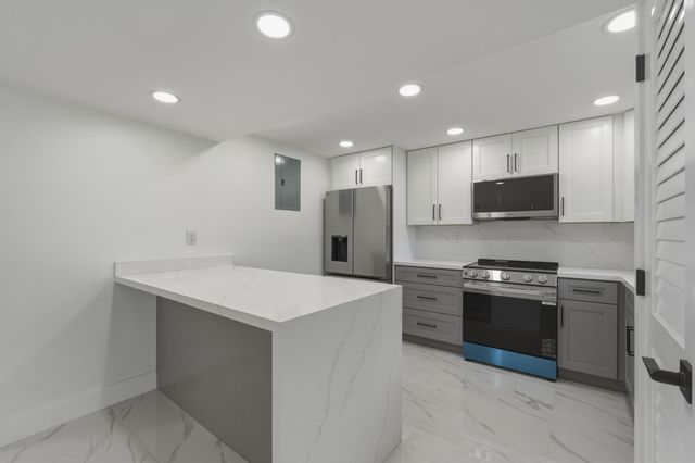 8970 S Hollybrook Boulevard 205, Pembroke Pines, FL 33025