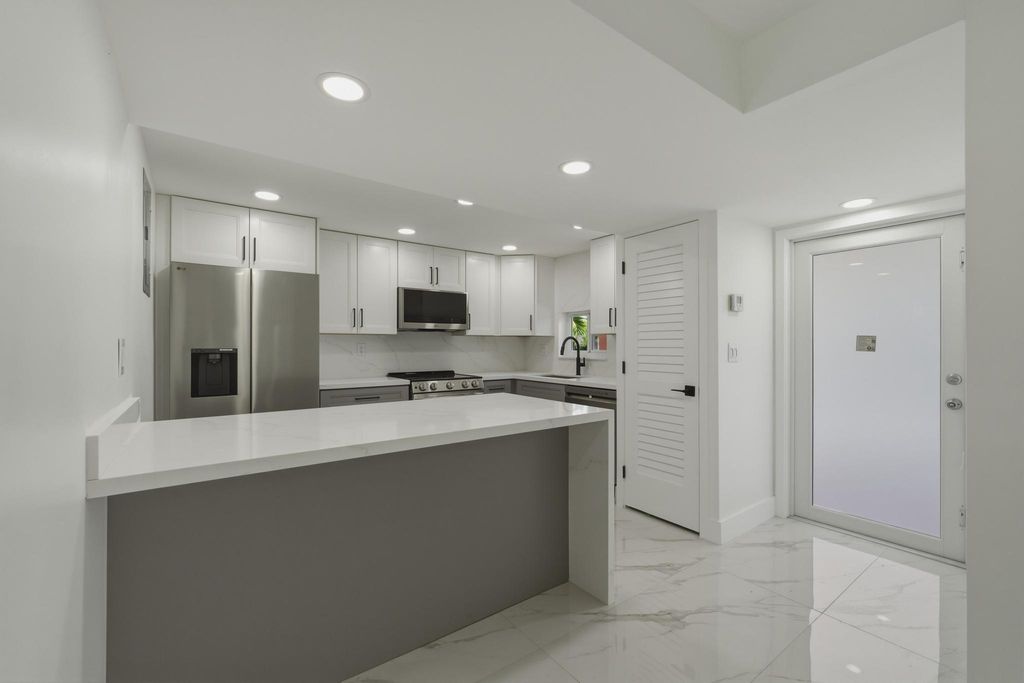 8970 S Hollybrook Boulevard 205, Pembroke Pines, FL 33025