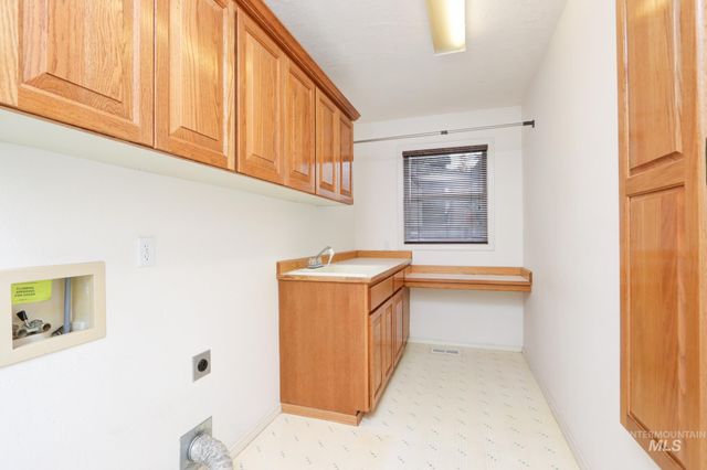 8037 W Innsbrook Ct, Boise, ID 83704