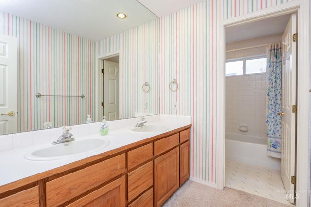 8037 W Innsbrook Ct, Boise, ID 83704