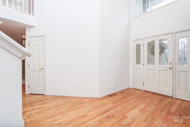 8037 W Innsbrook Ct, Boise, ID 83704