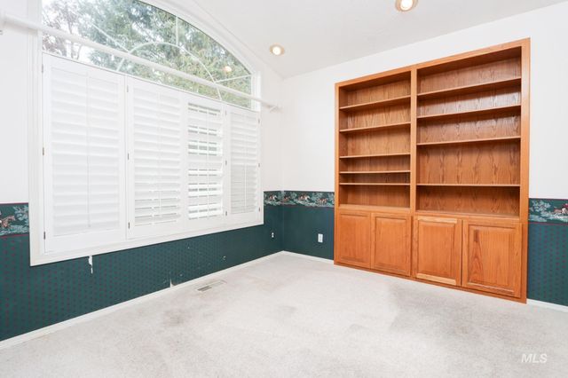 8037 W Innsbrook Ct, Boise, ID 83704