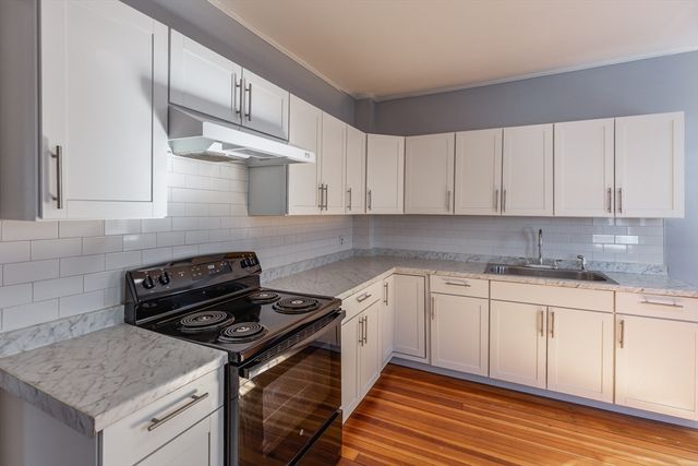 5 Lothrop St, Plymouth, MA 02360