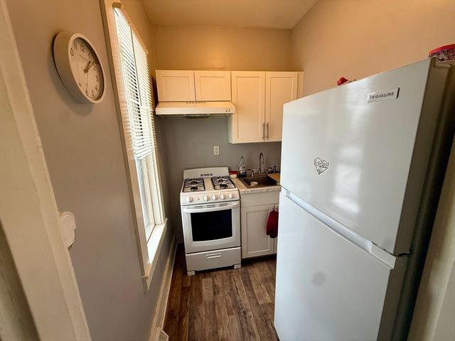 5 Lothrop St, Plymouth, MA 02360