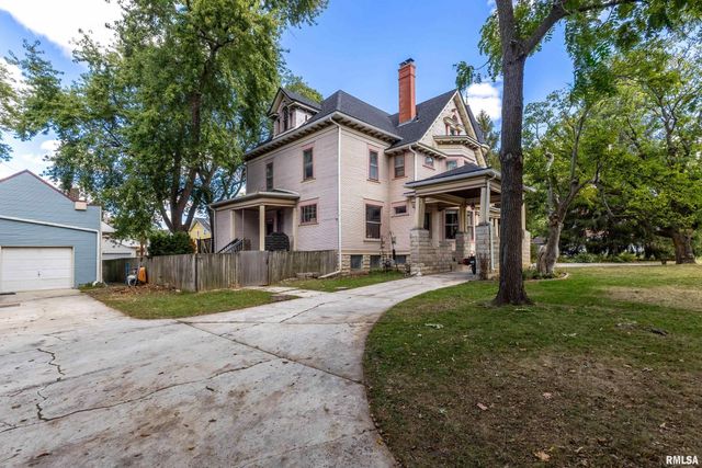 1224 E 11TH Street, Davenport, IA 52803