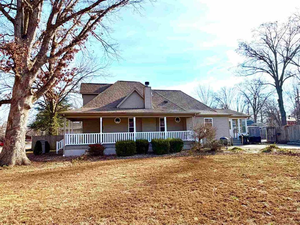 Image 2 of property listing at 821 E 6TH Street, Centralia, IL 62801