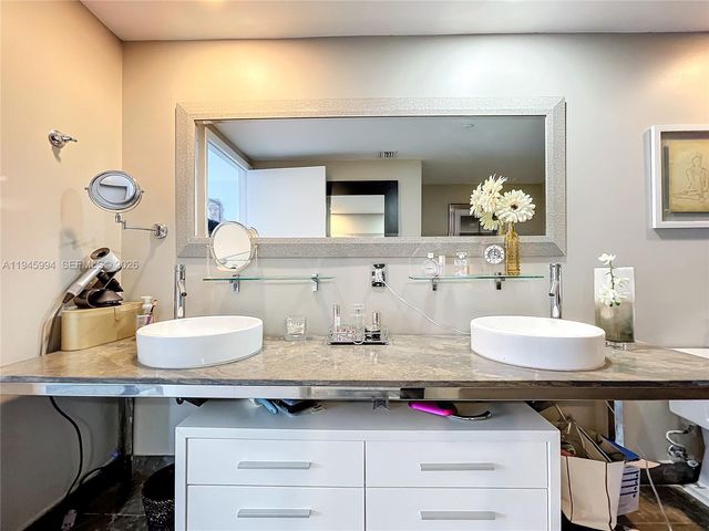 475 Brickell Ave 4415, Miami, FL 33131