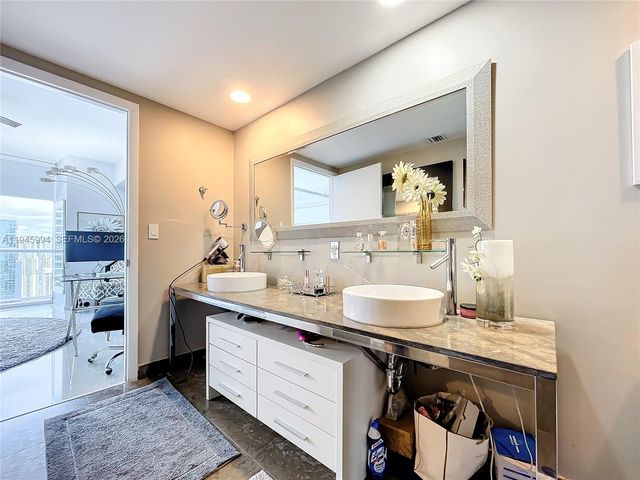 475 Brickell Ave 4415, Miami, FL 33131